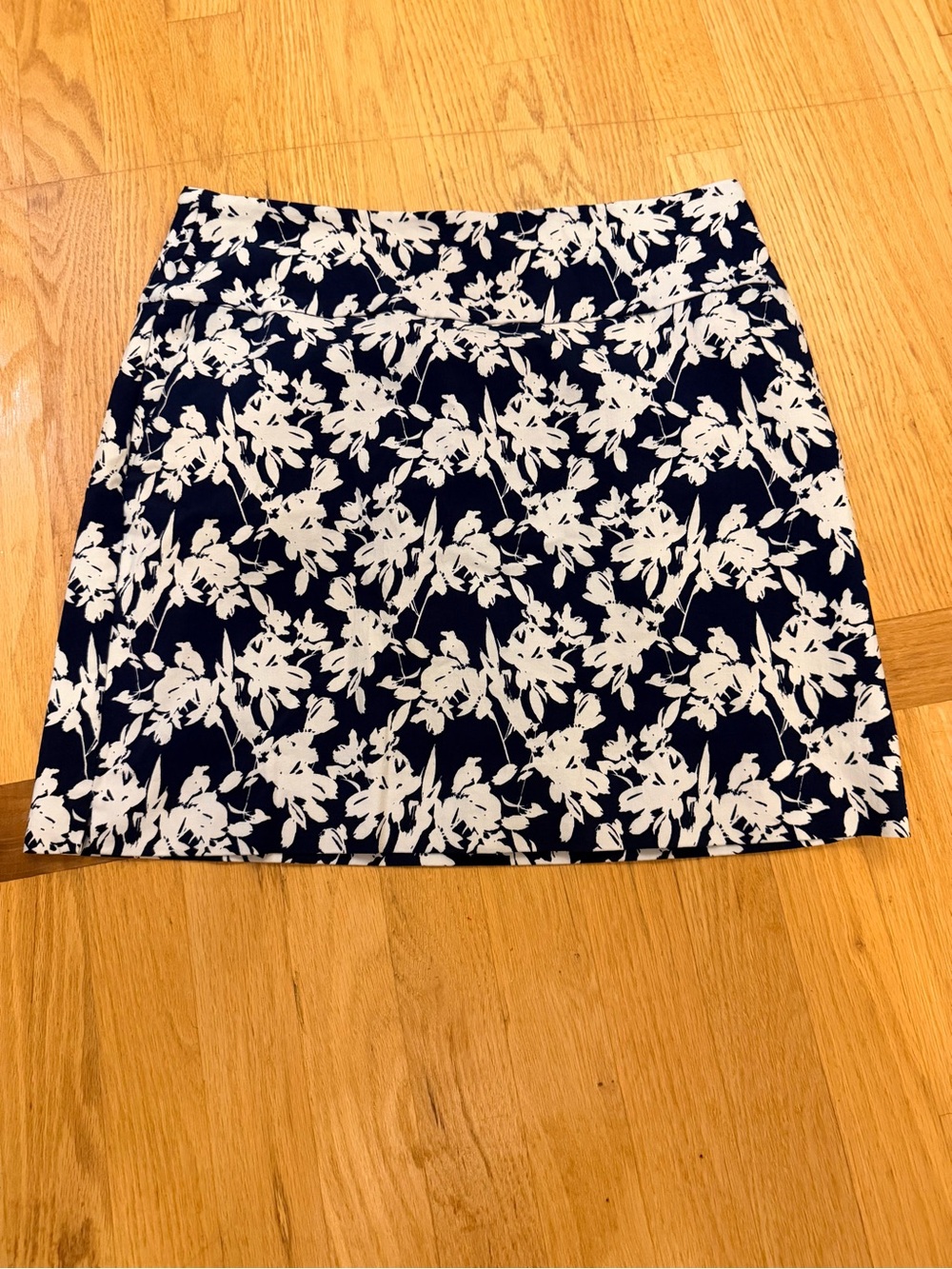 Ladies Size Medium "UP!" Navy & White Floral Mini Skirt built in shorts GUC